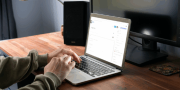 Content Strategy Showdown: HubSpot vs. WordPress for B2B Marketing Leaders