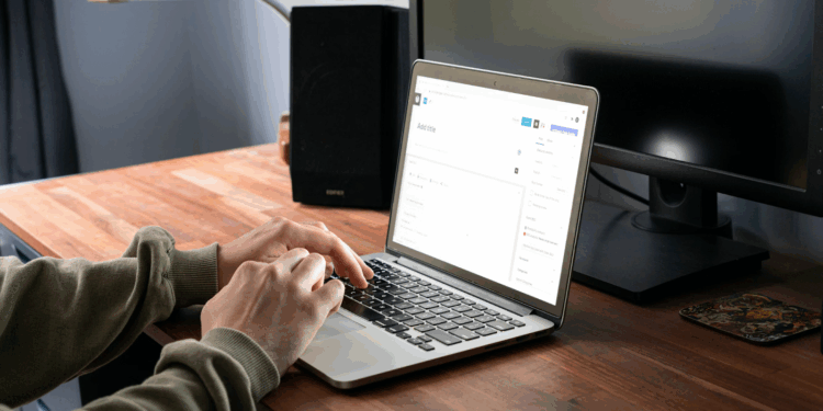 Content Strategy Showdown: HubSpot vs. WordPress for B2B Marketing Leaders